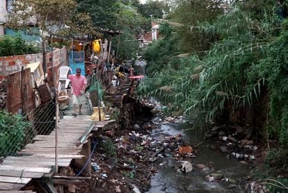 A stream in La Chascarita that lacks collection is used as a garbage dump. 