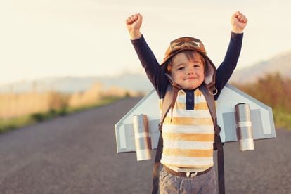 Un niño se siente feliz y orgulloso.