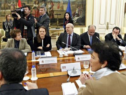 Jos&eacute; Ignacio Wert (el cuarto por la izquierda) preside la reuni&oacute;n con los consejeros auton&oacute;micos de Educaci&oacute;n.