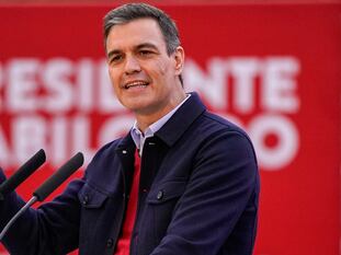 El presidente del Gobierno, Pedro Sánchez, participa en el cierre de campaña en Entrevías en Madrid, el domingo.