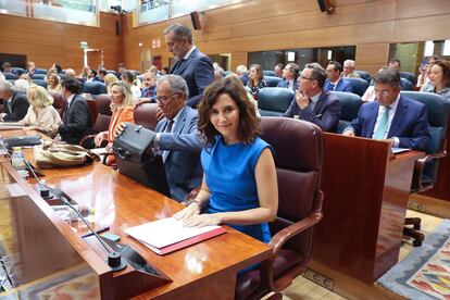 La presidenta de la Comunidad de Madrid, Isabel Díaz Ayuso, en el escaño de la Asamblea de Madrid, antes de arrancar el discurso del debate del estado de la región, este lunes.