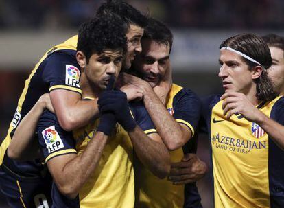 Diego Costa es felicitado por Villa, Adrián y Filipe Luis tras marcar el primer gol del Atlético