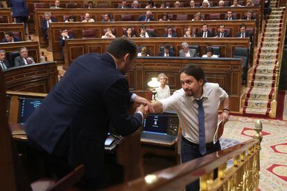 Pablo Iglesias y el portavoz del PSOE, José Luis Ábalos, se estrechan la mano.