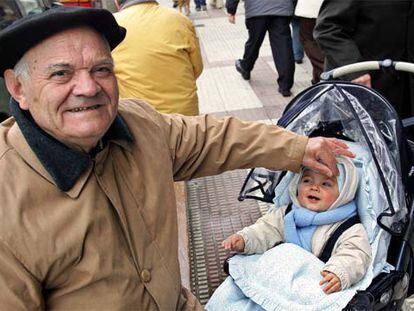 Juan Iracheta, jubilado de Babcock & Wilcox, con su nieto en una calle de Sestao.