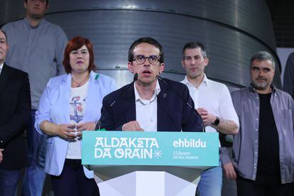 El candidato a lehendakari, Pello Otxandiano, comparece ante los medios durante el seguimiento de la jornada electoral de elecciones autonómicas del País Vasco, este domingo.