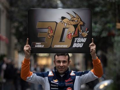 Toni Bou, piloto de trial, campeón del mundo 30 veces, posa en las calles de Barcelona.