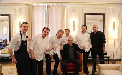 El actor Robert de Niro, rodeado por los cocineros que realizaron el menú de la campaña de Madrid Fusión, el pasado marzo.