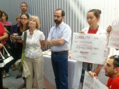 Un grupo de investigadores protesta ante el presidente del CSIC.