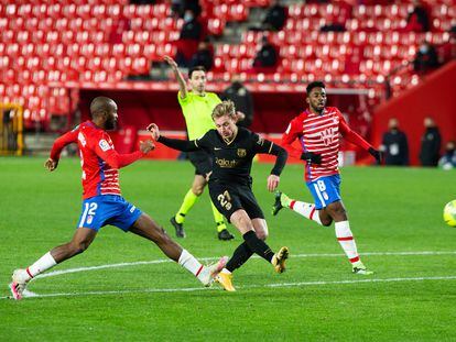 De Jong dispara a portería en el duelo ante el Granada.