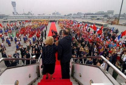 El presidente francés, Jacques Chirac, y su esposa, Bernadette, se despiden antes de embarcar en el avión durante su visita a China, en 2004.