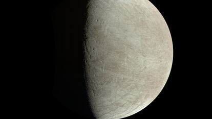 Imagen de la luna Europa tomada por la sonda Juno durante su sobrevuelo del 29 de septiembre.