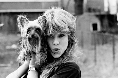 Samantha Fox fotografiada con 16 años en su casa en 1983.