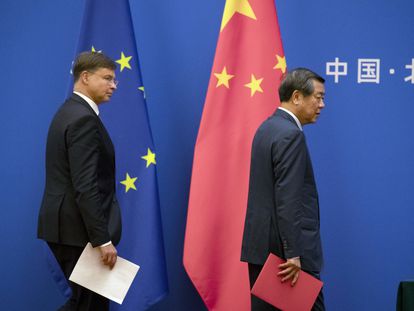 El Vicepresidente Ejecutivo de la Comisión Europea y Comisario de Economía y Comercio, Valdis Dombrovskis (izq.), y el Viceprimer Ministro de China, He Lifeng, tras su reunión en Pekín, China, el 25 de septiembre de 2023