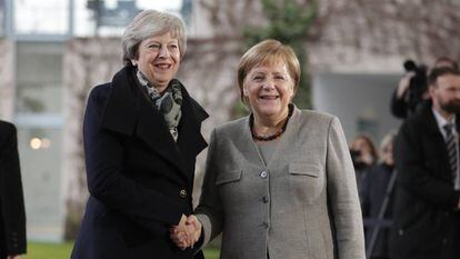 Angela Merkel saluda a Theresa May en Berlín, el 11 de diciembre.