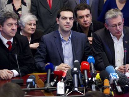 Alexis Tsipras, entre Jean-Luc Melenchon, del Frente de Izquierda y Pierre Laurent, del Partido Comunista francés, el 21 de mayo en París.