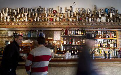 Las cafeteras antiguas destacan por encima de la barra del bar La Habanilla, en Sevilla. 