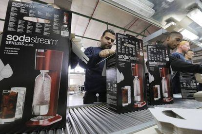 Trabajadores de la fácrica de Sodastream, ubicada en el asentamiento palestino de Maale Adumim.