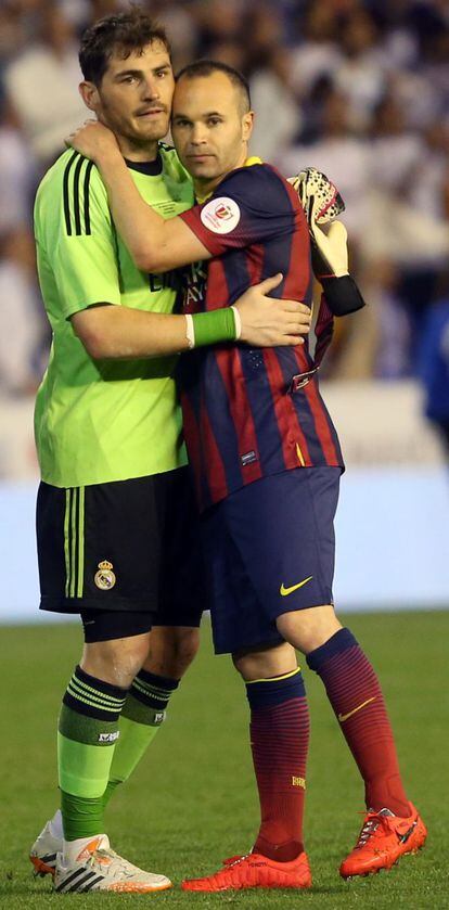 Iniesta se abraza a Casillas al finalizar el partido
