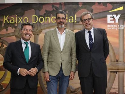 De izquierda a derecha: Federico Linares, presidente de EY España; Eneko Goia, alcalde de Donostia-San Sebastián, y Pablo Sanz, socio de EY responsable de la zona norte  