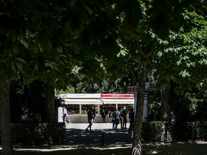 Casetas de la Feria del Libro de Madrid, en el parque del Retiro.