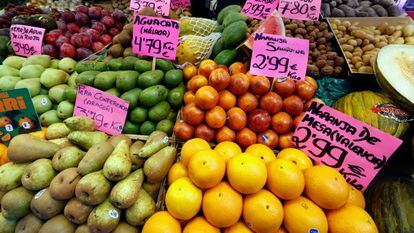 Vista de un puesto con frutas y hortalizas en un mercado de Madrid, a mediados de mes.