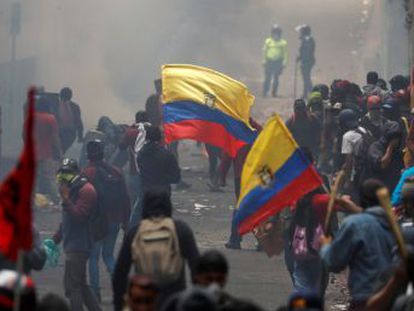 Lenín Moreno afirma que la crisis  se va a solucionar muy pronto , mientras en el centro de Quito siguen los enfrentamientos entre un sector de los manifestantes y la policía