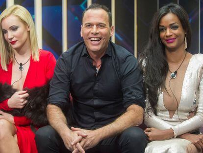 Carlos Lozano, con su sonrisa encantadoramente televisiva, con otras dos concursantes de 'Gran Hermano VIP 2016, Belén, y Liz.