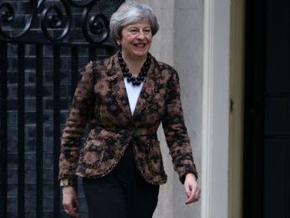 La primera ministra conservadora presenta en el Parlamento un puñado de promesas vagas