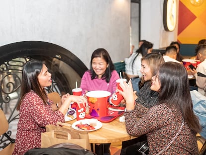 Un grupo de mujeres filipinas en la planta de arriba del restaurante.