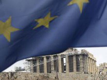 Una bandera europea ondea frente al Parten&oacute;n en Atenas, Grecia. 