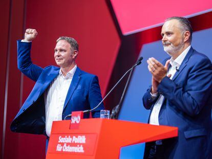El nuevo líder de los socialdemócratas austriacos, Andreas Babler (izquierda), junto a Hans Peter Doskozil, jefe de filas durante dos días, en el congreso celebrado el 3 de junio en Linz.