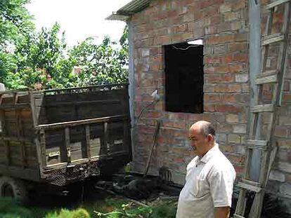 Avelino Sivisapa, el abuelo de Diego Estacio, a la puerta de su casa.
