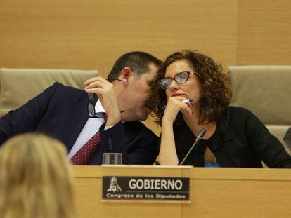 El vicepresidente de la Comisión de Hacienda del Congreso, José Luis Ramos Rodríguez, y la ministra de Hacienda, María Jesús Montero, en el Congreso. 