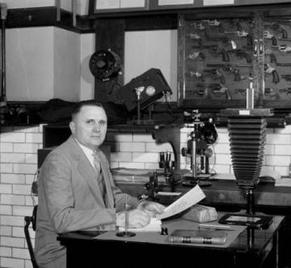 Wilmer Souder, 'Detective X', en su laboratorio de la Oficina Nacional de Normas (NBS) de Washington, en 1935.