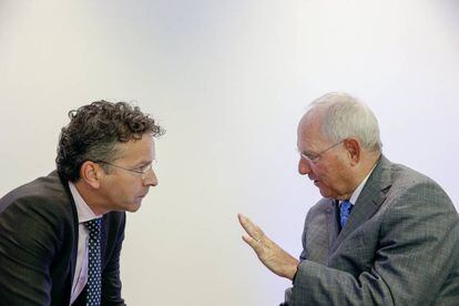 El ministro alem&aacute;n de Finanzas, Wolfgang Sch&auml;uble, con el jefe del Eurogrupo, Jeroen Djisselbloem, hoy, en Luxemburgo. EFE/JULIEN WARNAND