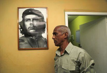 Hildebrando Chaviano, con una imagen del Che Guevara.