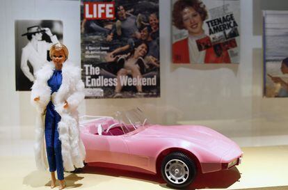 Barbie nos habla en esta exposición de la época en que nació —los años sesenta—, así como del tan deseado estilo de vida americano y los cambios socioculturales de las últimas décadas, que la convirtieron, al fin, en una muñeca multirracial.