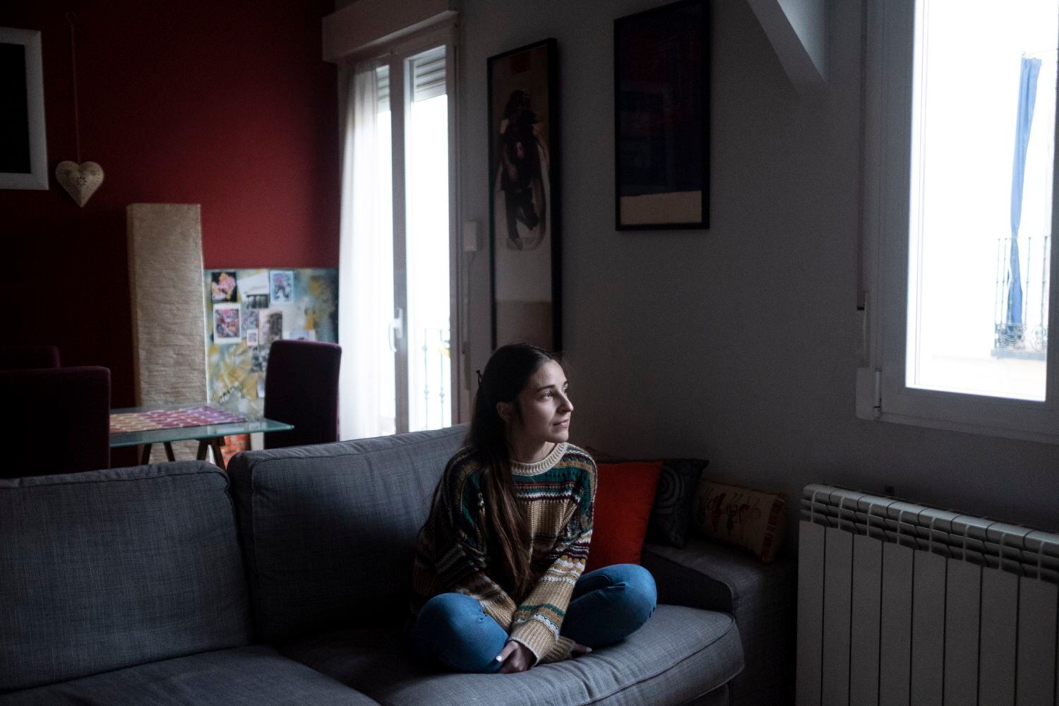 Melody Sánchez, de 26 años, en el piso donde se va a autoconfinar para poder pasar las vacaciones con su familia.