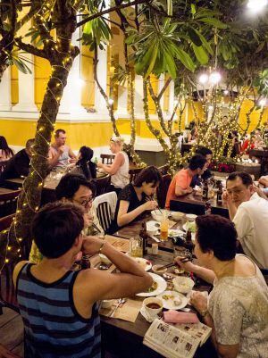 Patio del popular restaurante Nha Hang Ngon, en Ciudad Ho Chi Minh, la antigua Saigón (Vietnam).