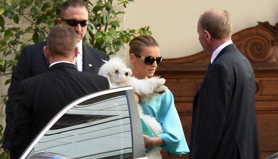 Francesca Pascale, el pasado julio, abandona la residencia de Berlusconi con 'Dudú', el caniche de Berlusconi.