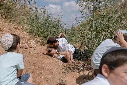 Israelíes se ponen a cubierto tras escuchar un aviso de misiles, este viernes