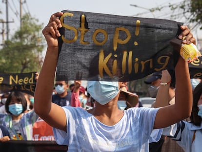 Manifestantes sostienen pancartas durante una protesta contra el golpe militar en Mandalay, Myanmar, el pasado 11 de abril.