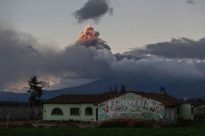 La nube de una explosión el sábado en el volcán Cotopaxi.