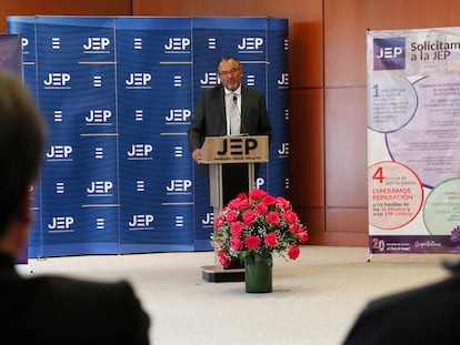 El magistrado Roberto Vidal participa en una rueda de prensa en la sede de la JEP, en Bogotá, en una imagen de archivo.