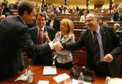 El presidente Zapatero saluda a Carod Rovira en presencia de Artur Mas y Manuela de Madre en el debate del 'Estatut' de 2005.