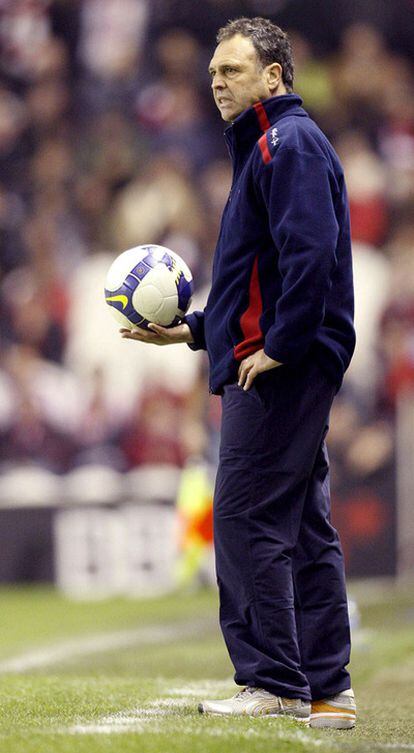Joaquín Caparrós, en la banda de San Mamés durante un partido.