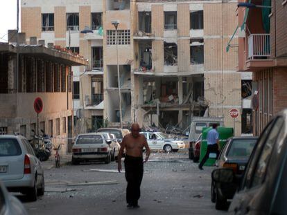 Atentado terrorista de ETA con un coche bomba contra el cuartel de la Guardia Civil de Santa Pola (Alicante), explosión que causó la muerte de una niña de seis años y de un hombre de 57, y heridas a otras 34 personas. En la imagen los destrozos causados en las viviendas habitadas por los agentes y en los vehículos aparcados en la zona.