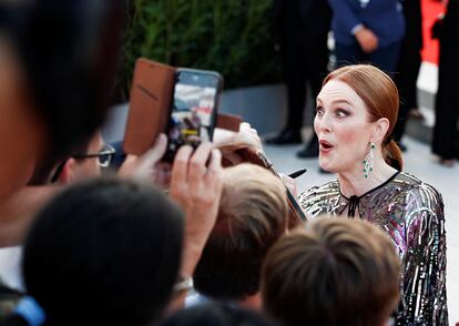 Julianne Moore posaba un momento ante los móviles de sus fans, antes de pisar la alfombra roja. La actriz presidirá el jurado de la Selección Oficial, que el 10 de septiembre decidirá quién ganará el León de Oro y el resto de los premios del festival de Venecia.