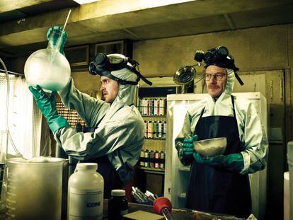 Aaron Paul ( i) y Bryan Cranston en un fotograma de la serie televisiva 'Breaking Bad', sobre el mundo de la metanfetamina.