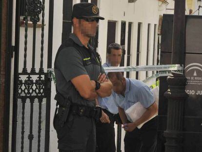 Agentes de la Guardia Civil en la puerta de la casa del detenido.